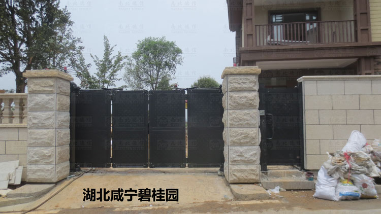 湖北咸寧碧桂園1-開泰LP智能懸折門案例 - 中出網(wǎng)-智能出入口門戶