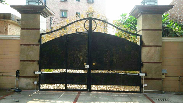 百勝平開(kāi)門(mén)機(jī)成功安裝于某高檔花園別墅 - 中出網(wǎng)-智能出入口門(mén)戶