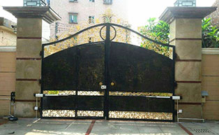 百勝平開門機(jī)成功安裝于某高檔花園別墅 - 中出網(wǎng)-智能出入口門戶