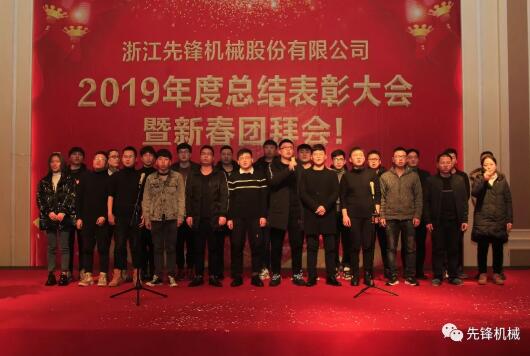 頒獎(jiǎng)儀式結(jié)束后是來自六分廠的大合唱《精忠報(bào)國》