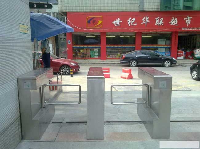 溫州黎明工業(yè)區(qū)26號(hào)對(duì)面世紀(jì)華聯(lián)超市通道閘案例 - 中出網(wǎng)-智能出入口門(mén)戶