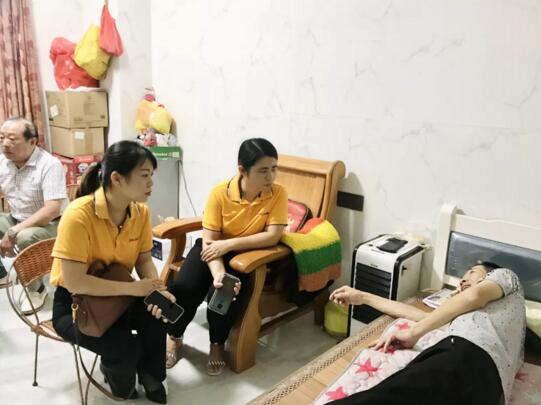 安麟工會(huì)主席張小敏及售后部經(jīng)理魏燕代表公司到家中探望慰問(wèn)