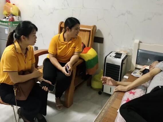 安麟工會(huì)主席張小敏及售后部經(jīng)理魏燕代表公司到家中探望慰問(wèn)