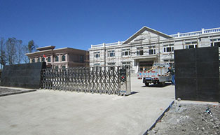 哈爾濱市大用鎮(zhèn)政府伸縮門工程案例 - 中出網(wǎng)-智能出入口門戶