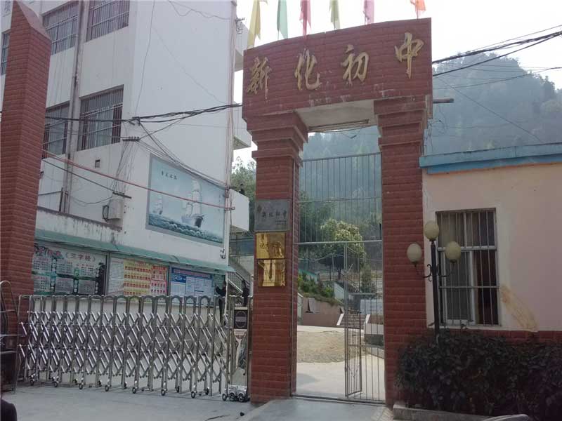 百色新化中學(xué)電動(dòng)伸縮門案例 - 中出網(wǎng)-智能出入口門戶