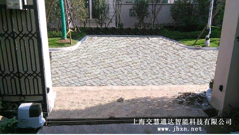 臨安紅楓園開門機案例 - 中出網(wǎng)-智能出入口門戶