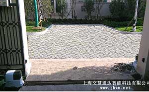 臨安紅楓園開門機案例 - 中出網(wǎng)-智能出入口門戶