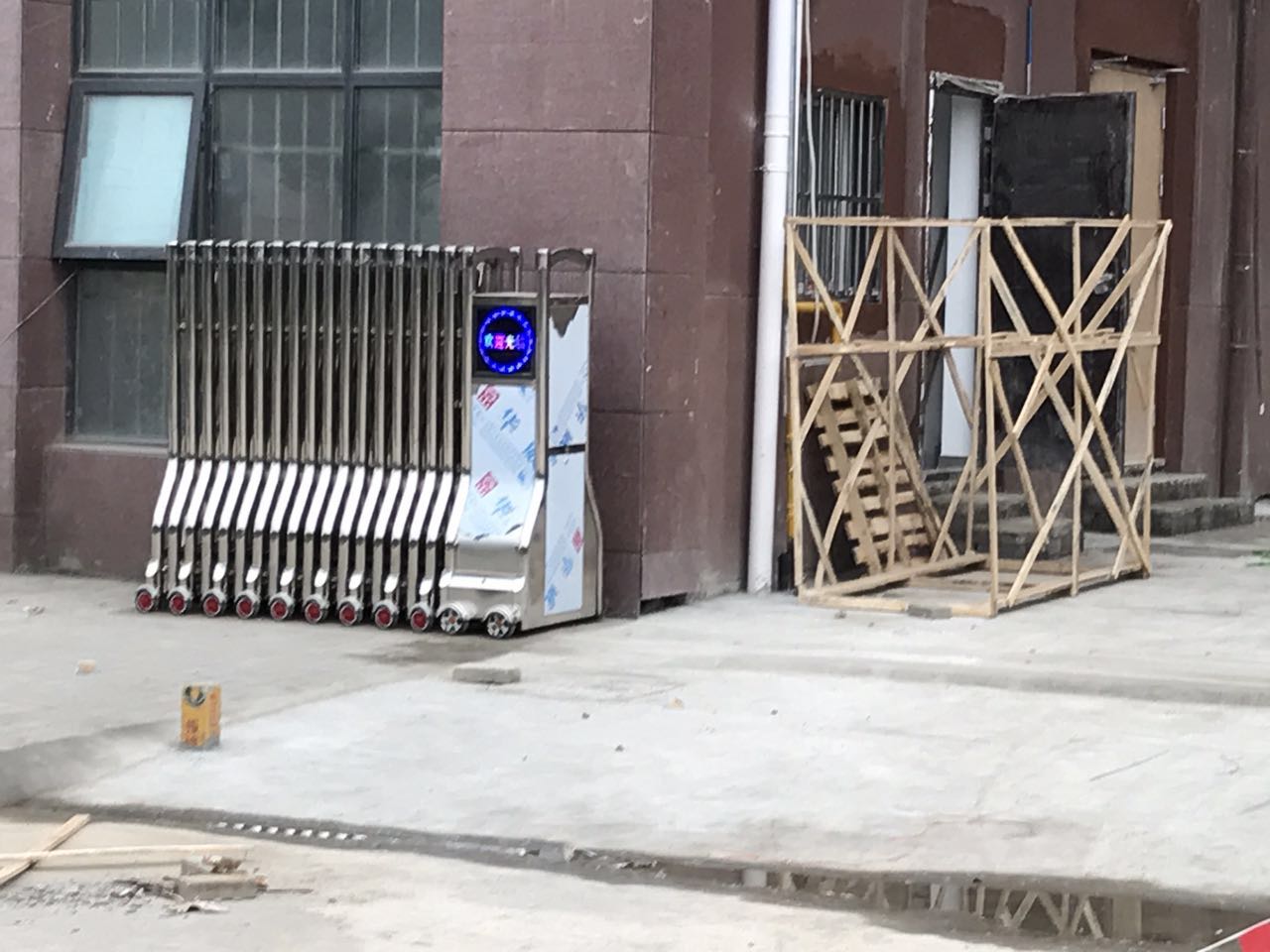 洪澤郵儲(chǔ)銀行電動(dòng)伸縮門案例 - 中出網(wǎng)-智能出入口門戶