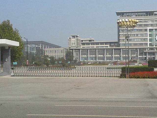 泰安泰山醫(yī)學院電動伸縮門案例 - 中出網(wǎng)-智能出入口門戶