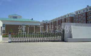 滿洲里現(xiàn)代房地產有限公司伸縮門案例