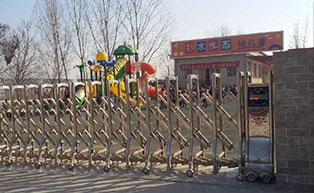 盛世昌?。蛻舭咐?-電動伸縮門）——杉水生態(tài)幼兒園
