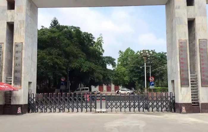 柳州市人民政府伸縮門案例 - 中出網(wǎng)-智能出入口門戶