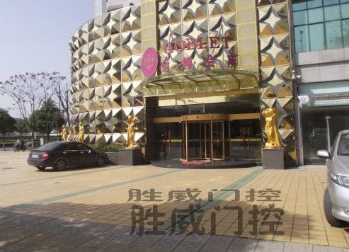 株洲金樽KTV旋轉(zhuǎn)門(mén)案例 - 中出網(wǎng)-智能出入口門(mén)戶(hù)