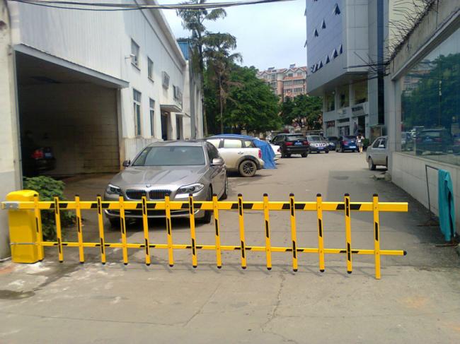 柳州市西江路寶馬4s店電動(dòng)?xùn)艡诘篱l案例 - 中出網(wǎng)-智能出入口門(mén)戶