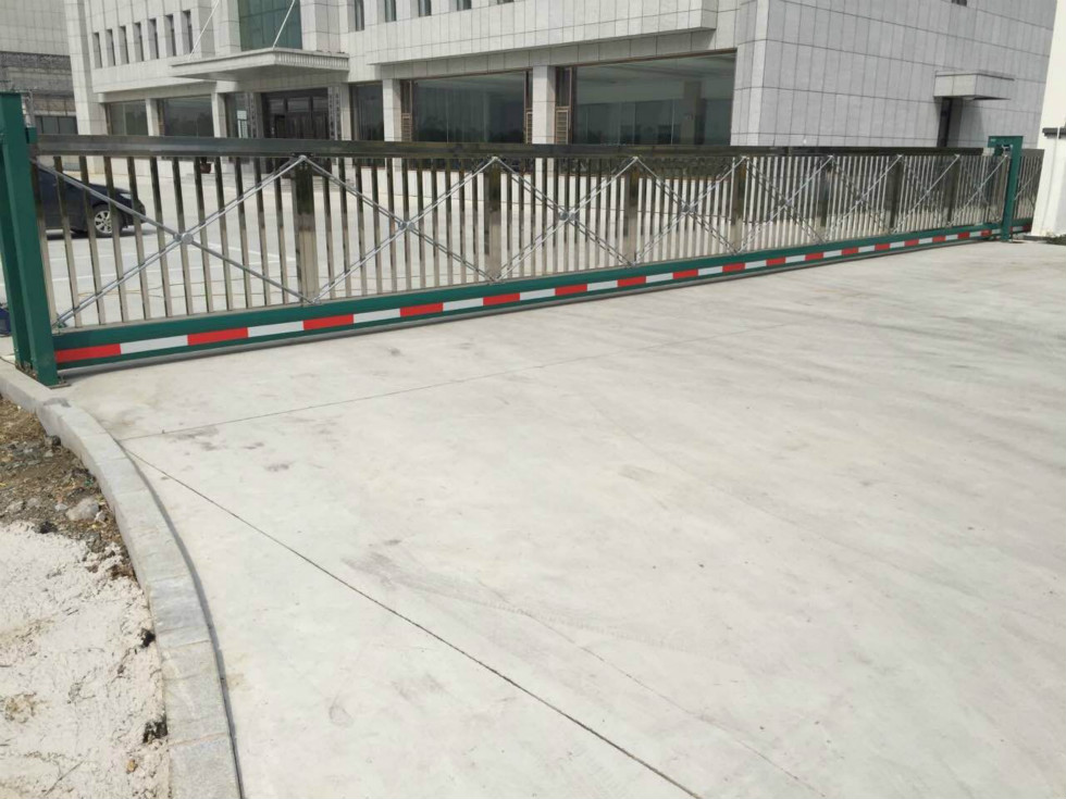 長春CM735不銹鋼304 27米超長懸浮門工程案例 - 中出網(wǎng)-智能出入口門戶