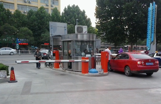 第一人民醫(yī)院西門停車場系統(tǒng)案例 - 中出網(wǎng)-智能出入口門戶