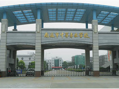 南通市中等專(zhuān)業(yè)學(xué)校伸縮門(mén)案例 - 中出網(wǎng)-智能出入口門(mén)戶(hù)