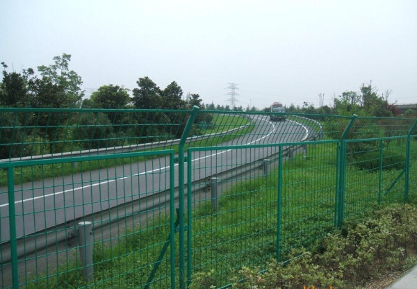 高速公路絲網(wǎng)護(hù)欄