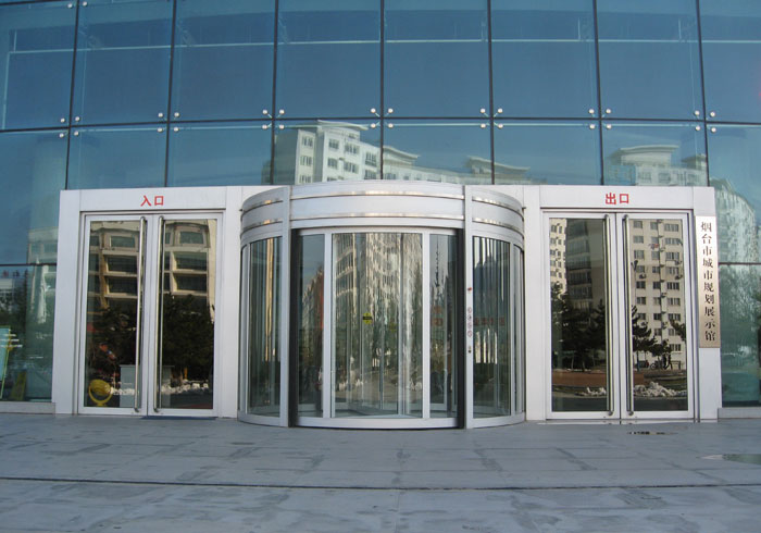 山東煙臺(tái)市城市規(guī)劃展覽館旋轉(zhuǎn)門工程案例 - 中出網(wǎng)-智能出入口門戶