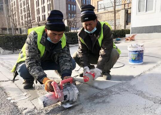 走進(jìn)學(xué)校升降柱項目施工現(xiàn)場