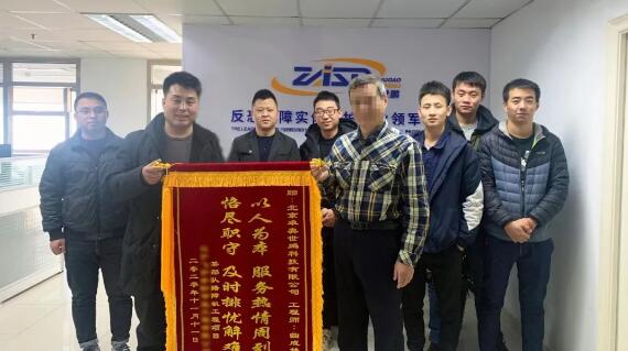 高效服務(wù)！卓奧世鵬某部隊(duì)翻板路障機(jī)項(xiàng)目收獲錦旗