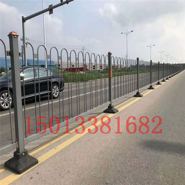京式護欄廠家現(xiàn)貨供應(yīng) 廣州路中間隔離圍欄