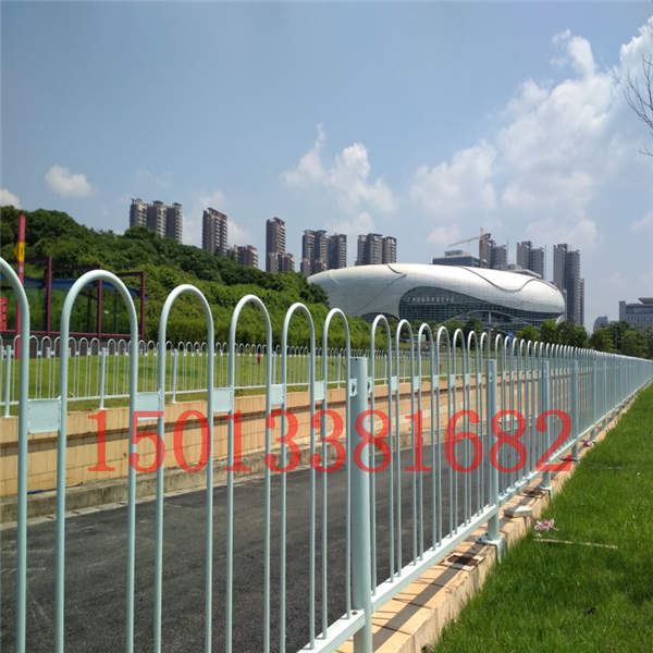 馬路中間防爬護欄 清遠市政交通白色欄桿批發(fā)廠家