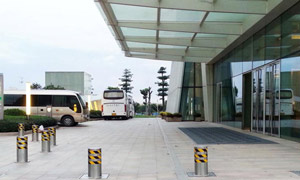 交通車站門口液壓自動(dòng)升降柱案例 - 中出網(wǎng)-智能出入口門戶