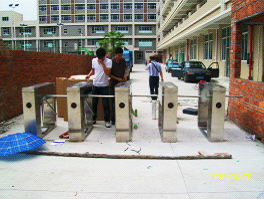 惠州路霹靂電子考勤通道閘案例 - 中出網(wǎng)-智能出入口門戶
