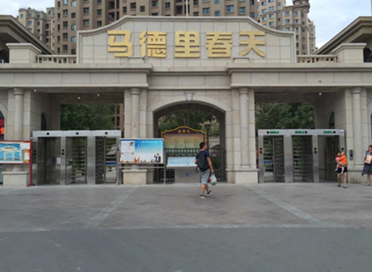 新疆小區(qū)通道閘案例 - 中出網(wǎng)-智能出入口門戶