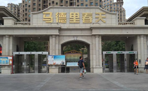 新疆小區(qū)通道閘案例 - 中出網(wǎng)-智能出入口門戶