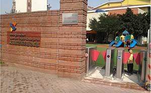 四川省成都市某幼稚園雙通道大圓弧翼閘通道閘案例 - 中出網(wǎng)-智能出入口門戶