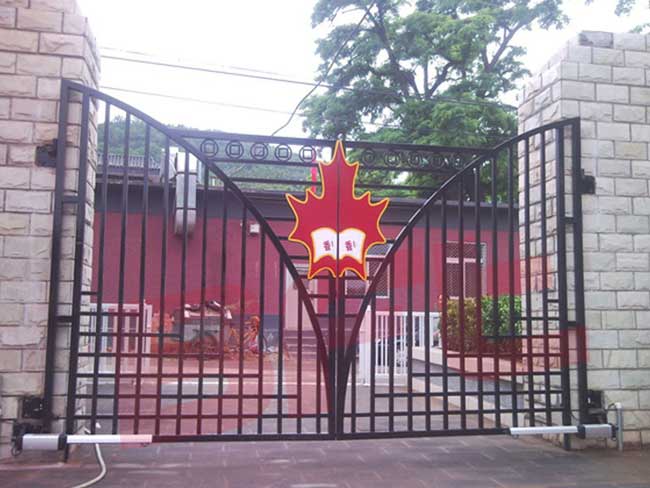 北京西四小學(xué)平開門機(jī)案例 - 中出網(wǎng)-智能出入口門戶