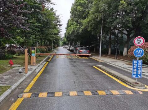 三伏天，藍(lán)卡LCD高速車牌識別道閘掃碼付一體機(jī)實(shí)現(xiàn)停車管理既省心又省力