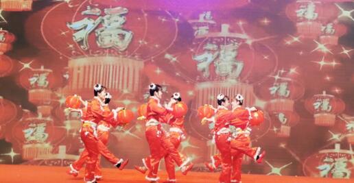開場(chǎng)舞：《張燈結(jié)彩過大年》