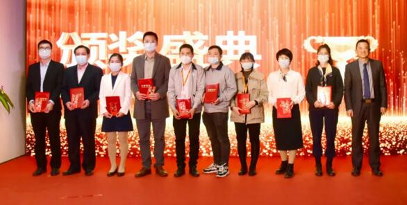 狄耐克董事長、總經(jīng)理繆國棟先生為公司優(yōu)秀團隊頒獎