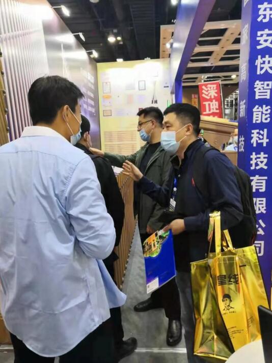 工作人員詳細介紹企業(yè)情況和產(chǎn)品優(yōu)勢