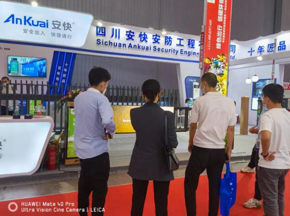 D209大型燈箱廣告道閘以無邊燈箱廣告工藝驚艷全場(chǎng)，備受矚目