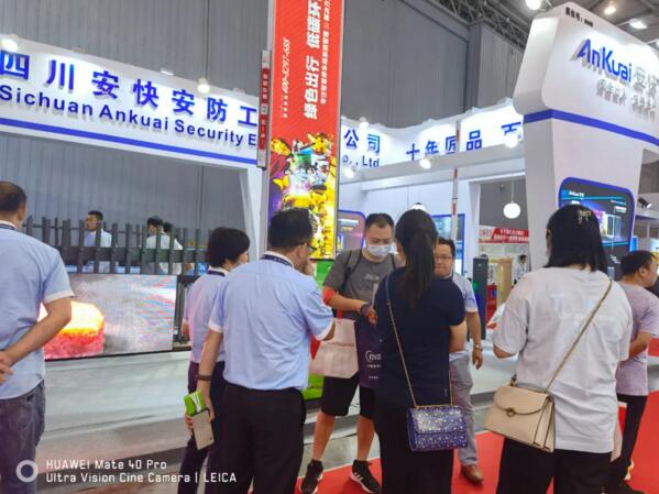D206LED廣告道閘前人潮絡(luò)繹不絕，戶外高清LED，出彩性能