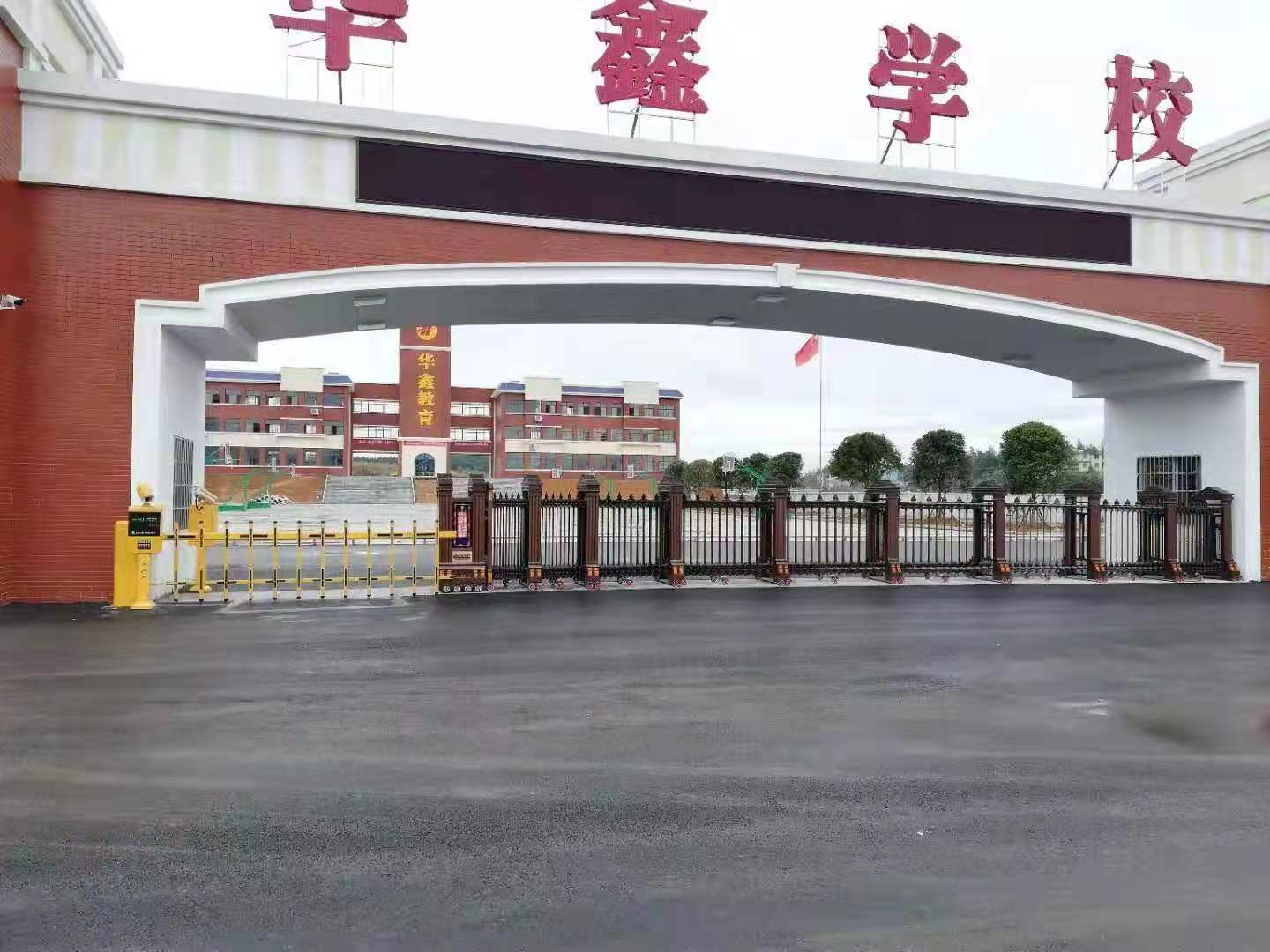 金碧輝煌工程案例 - 中出網(wǎng)-智能出入口門戶