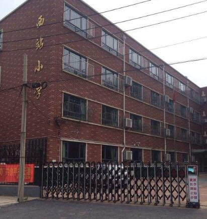 天津市紅橋區(qū)西站小學(xué)迎來天津出安智能伸縮門！   