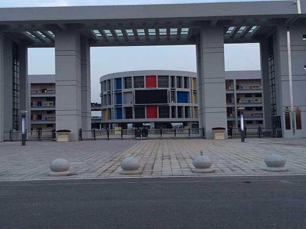 重慶出安智能伸縮門亮相在重慶銅梁區(qū)立新小學校大門口