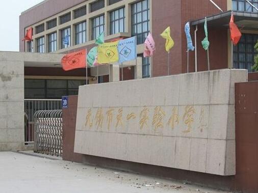無錫出安智能為無錫市天一實驗小學(xué)大門口添加電動伸縮門 