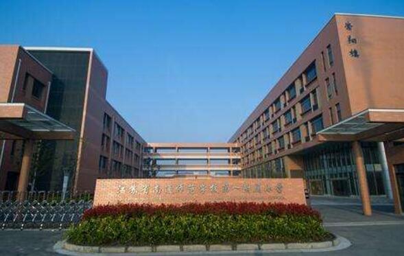 南通出安智能電動伸縮門亮相在江蘇省南通師范學(xué)校第一附屬小學(xué)大門口