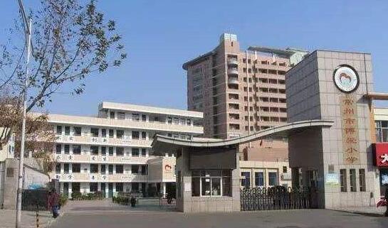 常州出安智能電動伸縮門成常州市博愛小學大門口一道美景