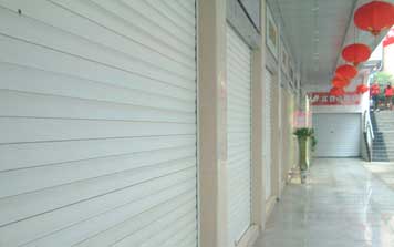 濟(jì)寧出安智能卷簾門成濟(jì)寧魯商·運(yùn)河公館項(xiàng)目大門口一道亮麗風(fēng)景  