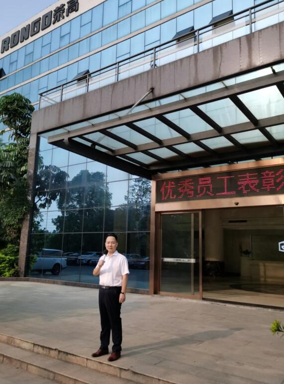 榮高門窗優(yōu)秀員工表彰大會(huì)在董事長(zhǎng)黃榮高先生激昂的致辭下拉開帷幕！