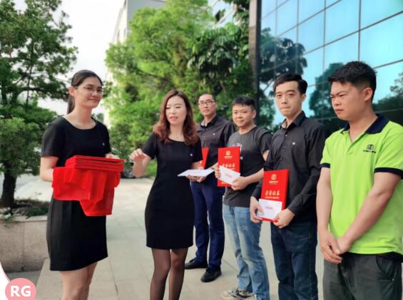 董事長(zhǎng)助理王歡歡女士為先進(jìn)工作者頒發(fā)證書