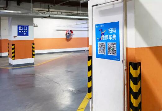 無(wú)牌車(chē)車(chē)主可掃描控制機(jī)上的動(dòng)態(tài)二維碼，順利實(shí)現(xiàn)出入場(chǎng)。