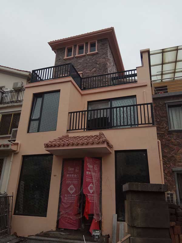 陽光福邸陽臺護欄案例 - 中出網(wǎng)-智能出入口門戶